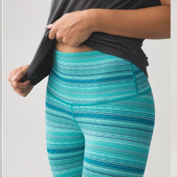 Lululemon Wunder Under Crop Luxtreme | Size 4 - Picture 6 of 6